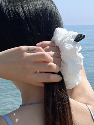 RUFFLE Scrunchie (White)