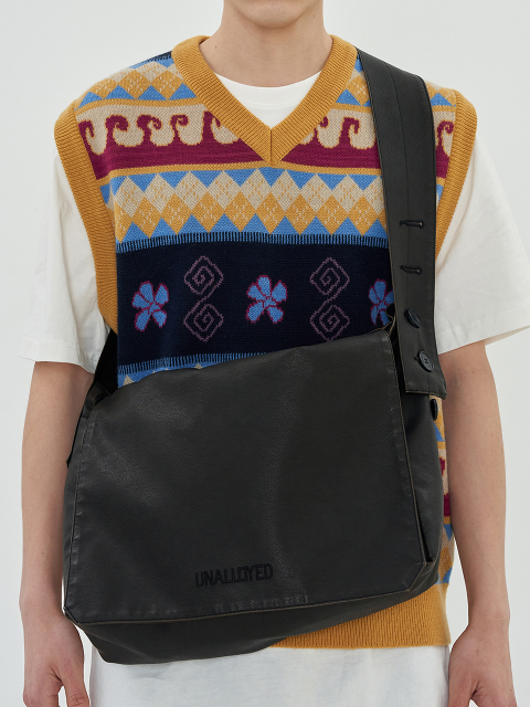 크로스백 - 어널로이드 (UNALLOYED) - BUTTON LEATHER MESSANGER BAG / BLACK