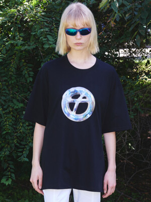 BACK SLIT SYMBOL TEE, BLACK