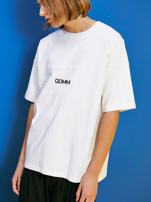 QDMM logo D-shoulder Shortsleeve_white