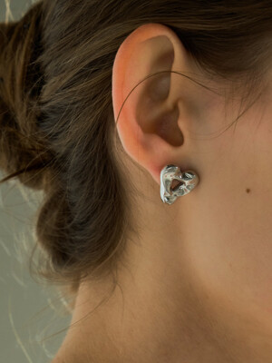 Wavy Heart stud Earring