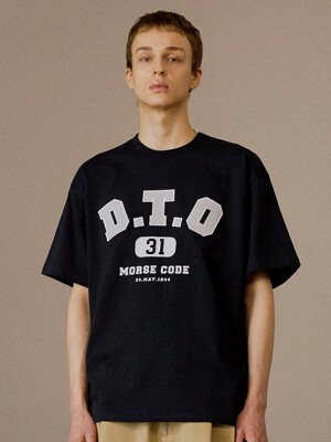 D.T.O 로고 아플리케 자수 티셔츠_블랙