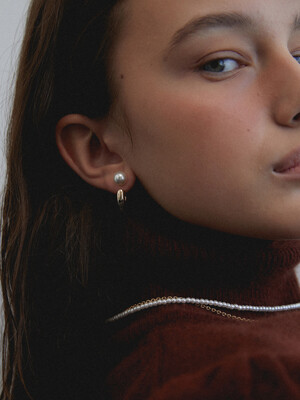 curve pearl earring