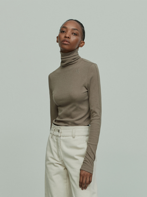 LOGO EMBROIDERED TURTLE NECK TOP MOCHA