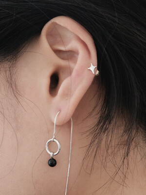 Mono onyx earring