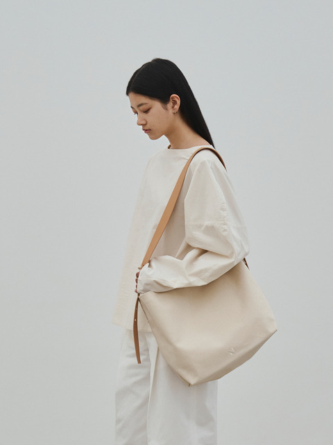 숄더백,숄더백 - 니프티레이어 (NIFTYLAYER) - A/P 002 MORETEX WATER FLOW ECO LEATHER STRAP SHOULDER BAG L_ECRU