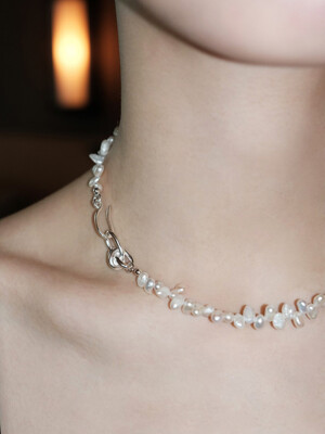 Knot hook pearl necklace
