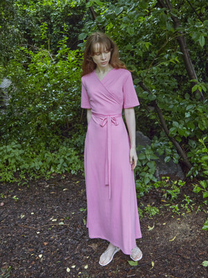 지속가능한 랩원피스 - 버블리 핑크 실키 저지 플리츠 롱 맥시 드레스