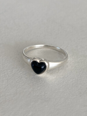 Heart onyx ring