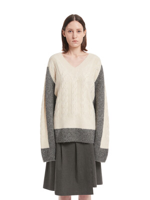 [리퍼브세일] Grey V Neck Cable Knit Sweater