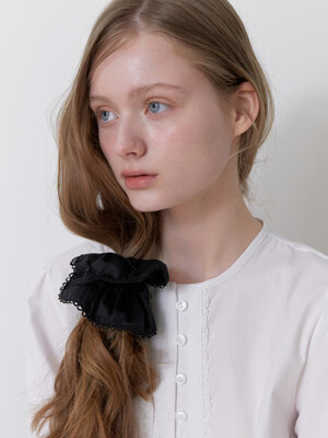 petit lace scrunch - black