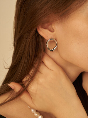 Circle Frame Earring - silver