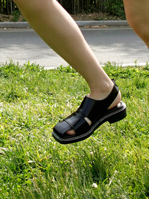 Maeve sandals / shiny black