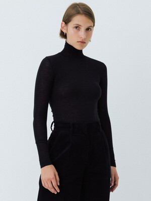 signature turtle-neck top (black)