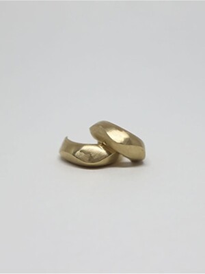 gold ruffle earring