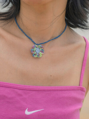 Blue beach flower knit necklace