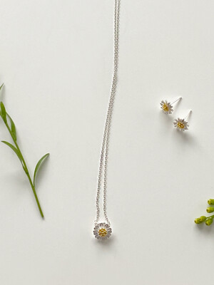 Daisy Pendant Necklace