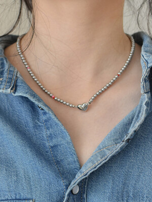 heart magnet gray pearl necklace