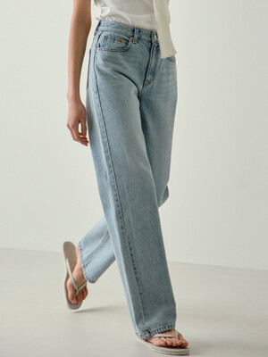 relaxed straight jeans (light blue)