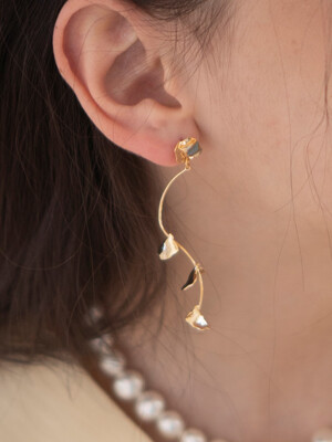 frill petal earrings (2colors)