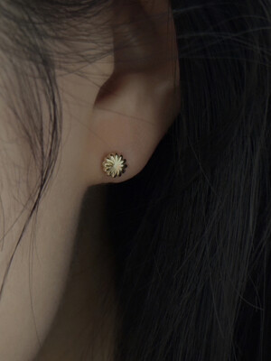 14k Daisy earrings