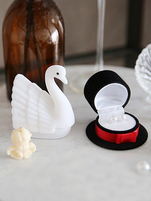 swan & hat - accessory case
