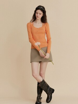 [TWEE] 웨드 숄더 스트랩 버튼 니트