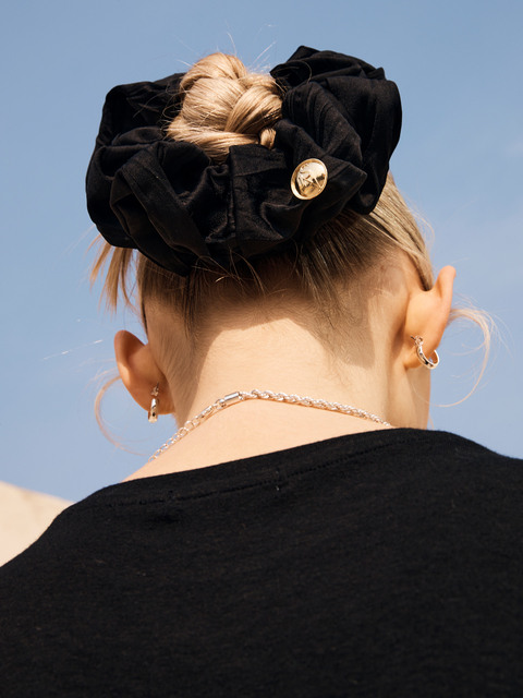 헤어액세서리 - 실른 (SILN) - Pin button scrunchie (BLACK)