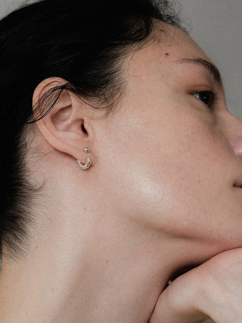 미드나잇모먼트 bumpy curve mini earring - silver