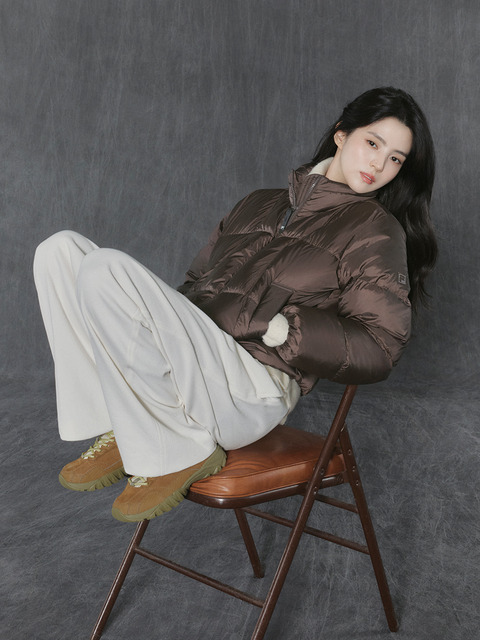 휠라 [한소희 PICK] 여성 플로우 다운 초코_FS254DJ01F001_234