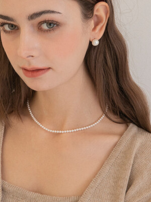 Basic Pearl Necklace