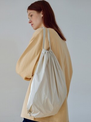 GLOSSY DRAWSTRING BAG BEIGE