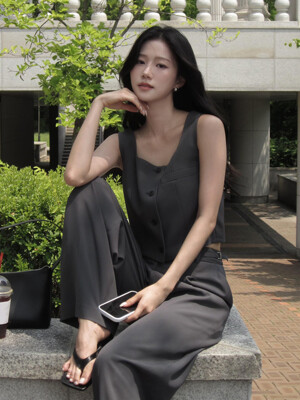 스퀘어넥 크롭 버튼 베스트_AWWVTP21710_DG