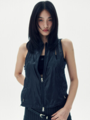 INCISION SLEEVELESS ZIP UP VEST [BLACK]