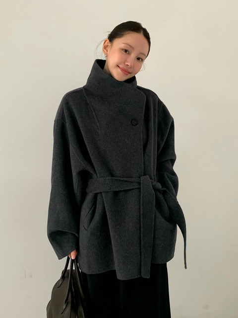 룩캐스트 [캐시미어 10%] 울 핸드메이드 드레이프 하이넥 하프 코트 / WOOL HANDMADE DRAPE HIGH NECK HALF COAT_3colors