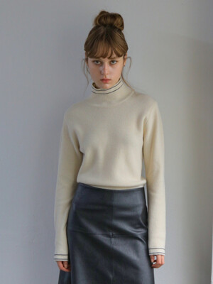 LINE TURTLENECK PULLOVER / IVORY