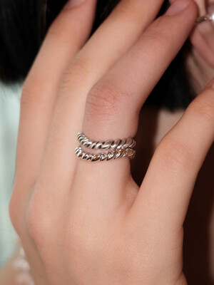 Wavy twist ring