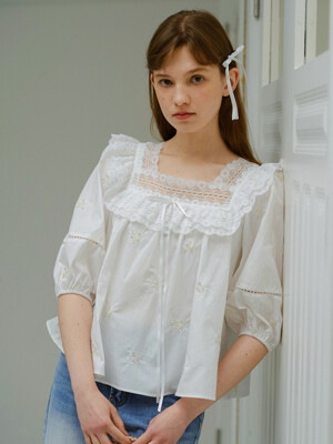 DD_Embroidery lace frill blouse