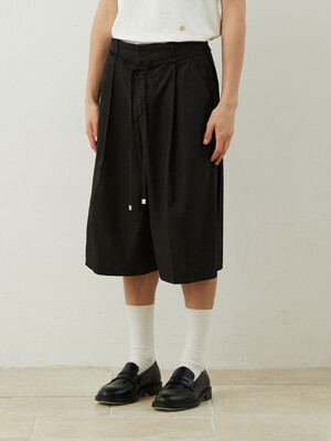 Side Pleats Strap Burmuda Pants (Black)