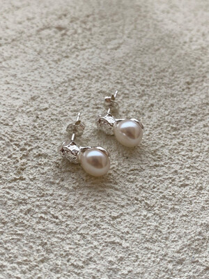 Mini coral pearl earring