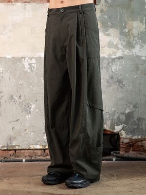 Nycoma Two Tuck Pants [Deep Olive]