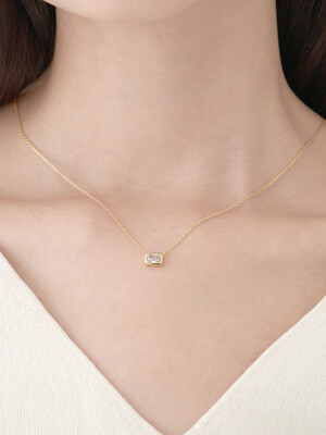 Edge square necklace
