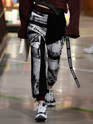 19F/W BLACK AND WHITE COLLAGE PRINT JOGGER PANTS