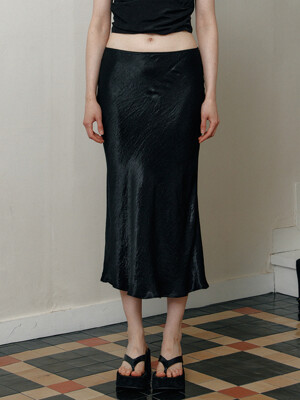 wrinkled satin bias skirt (black)