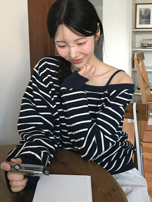 [진훤 PICK!] 에딘 오프숄더 스트라이프 스웻셔츠 ( 3 colors )