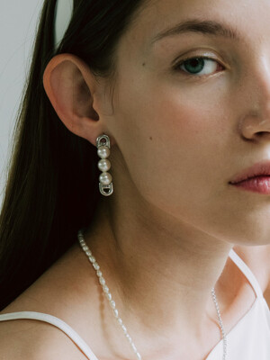 Lucid pearl line Earring