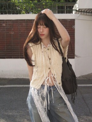 [단독][유하 PICK] 스트랩 포인트 크로쉐 니트 베스트 AK5MV44003