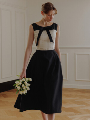 SELENE Boat-neck pin tucked detail long dress (Black)