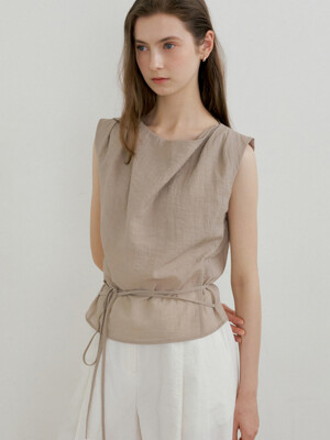 comos 1484 drape tuck blouse (beige)