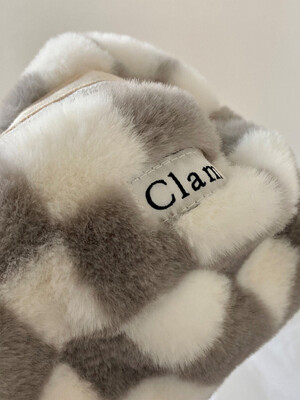 Clam round pouch _ Fur Gray Checkerboard